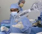 Chirurg připravena zasáhnout na pacienta na operačním sále, nebo operační sál