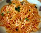 Talíř špaget s vidličkou připraven