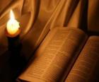 Bible a zapálil svíčku na oltáři