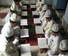 Děti čtení Korán, svaté knihy islámu
