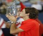 Roger Federer drobet trofej