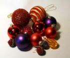 Sada míčků s různými vánoční ozdoby