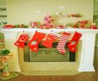 Krb Vánoce s visely ponožky a vánoční ozdoby