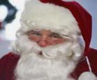 Santa Claus usmívající se tvář s dlouhým vousem a klobouku