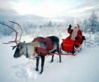 Santa Claus v jeho magické létající saních tažených soby Vánoce