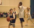 Dítě, basketbalový hráč s míčem