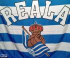 Vlajka Real Sociedad, složený ze čtyř pruhy modré a tři bílé všechny stejné šířky, slovo REALA a logo