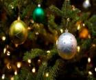 Tři vánoční koule visící ze stromu