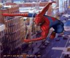 Spider Man se pohybuje velmi rychle a svižně městem vyrovnávání se s jeho pavučina