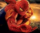 Spiderman s mladou ženu v náručí visel na pavučině do nebe města
