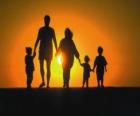 Rodina, otec, matka a děti, procházky za soumraku tre