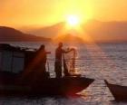 Rybáři při západu slunce