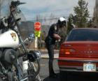 Motorizovaný policista se svým motocyklem a dát pokutu na řidiče