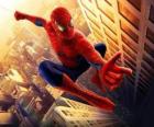 Spiderman skákání mezi budovami města s jeho kyvná spider
