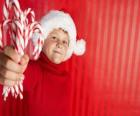 Dítě se klobouk Santa Clause a bonbony hole v ruce