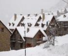 Krajina sněhu malé horské vesničky