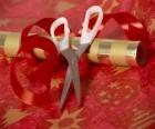 Nástroje na dovolenou zabalit dárky: nůžky, papír a stuhu za kravatu