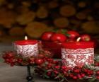 Vánoční svíčky zapálil a zdobené červených bobulí