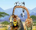 Gloria Hroch, žirafa Melman, lev Alex, zebra Marty s dalšími protagonisty dobrodružství