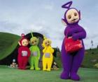 Po, Laa-Laa a Dipsy Tinky-Winky s jeho červenou tašku v přední části domu