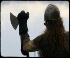 Viking pozorovala vyzbrojený sekerou