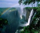 Viktoriiny vodopády na řece Zambezi na hranicích Zambie a Zimbabwe