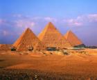 Velká pyramida v Gíze ve středu společně s dalšími dvěma významným pyramidy v Gíze areálu pohřebiště na okraji Káhira, Egypt