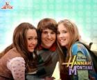 Miley Stewart / Hannah Montana (Miley Cyrus), se svými přáteli, Oliver Oken (Mitchel Musso) a Lilly Truscott (Emily Osment)