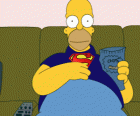 Simpson Homer na gauči doma jíst hranolky