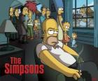 Simpson Homer na pohovce, zatímco ostatní uzené zamyšleně díval se na něj
