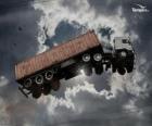 Kamion letí vzduchem