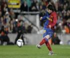 Lionel Messi kope míč