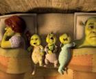 Rodina Shrek, Fiona a tři mladé zlobři v posteli.