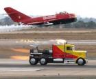 Truck vs letadlo