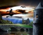 Enchanted hrad v noci na Halloween s čarodějnicí létající na koštěti její kouzlo