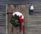 Věnec vánoční visel ve dveřích domu