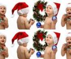 Děti se Santa Claus klobouky a hrát si s vánoční ozdoby