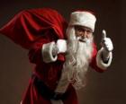 Santa Claus nesoucí pytel hraček a pěší kradmo