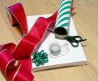 Vánoční dárky s ozdobnými pásky a nůžky