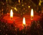 Tři vánoční svíčky s hořící knot