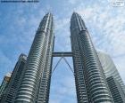 Působivý 88-podlažní Petronas Twin Towers a 452 metrů vysoká, Kuala Lumpur, Malajsie. Cesar Pelli projektu