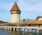 Dřevěný krytý most a Kapellbrücke (kaple most) a věž Wasserturm ve švýcarském Lucernu