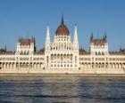 Impozantní budově maďarského parlamentu v Budapešti na břehu Dunaje