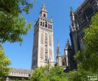 La Giralda, bývalý minaret mešity z Almohad Seville, nyní zvonice katedrály v Seville, Španělsko