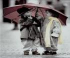 Děti procházky v dešti s ní deštník