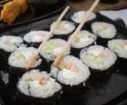 Japonské jídlo s hůlkami, to je známé jako maki sushi, protože je válcované s mořskou řasou
