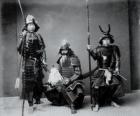 Tři autentické Samurai Warriors, v brnění, helmu Kabuto a ozbrojených