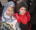 Chlapec a dívka oblečená pro karneval