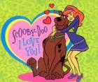 Daphne všeobjímající Scooby Doo