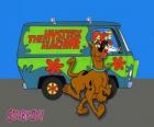 Scooby Doo pyšní před klasické a hippie dodávka Volkswagen